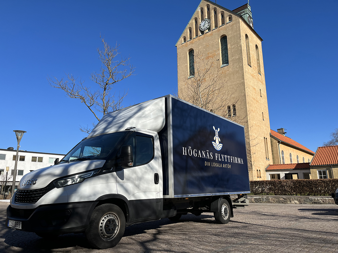 Höganäs flyttfirma lastbil parkerad vid kyrkan i Höganäs.