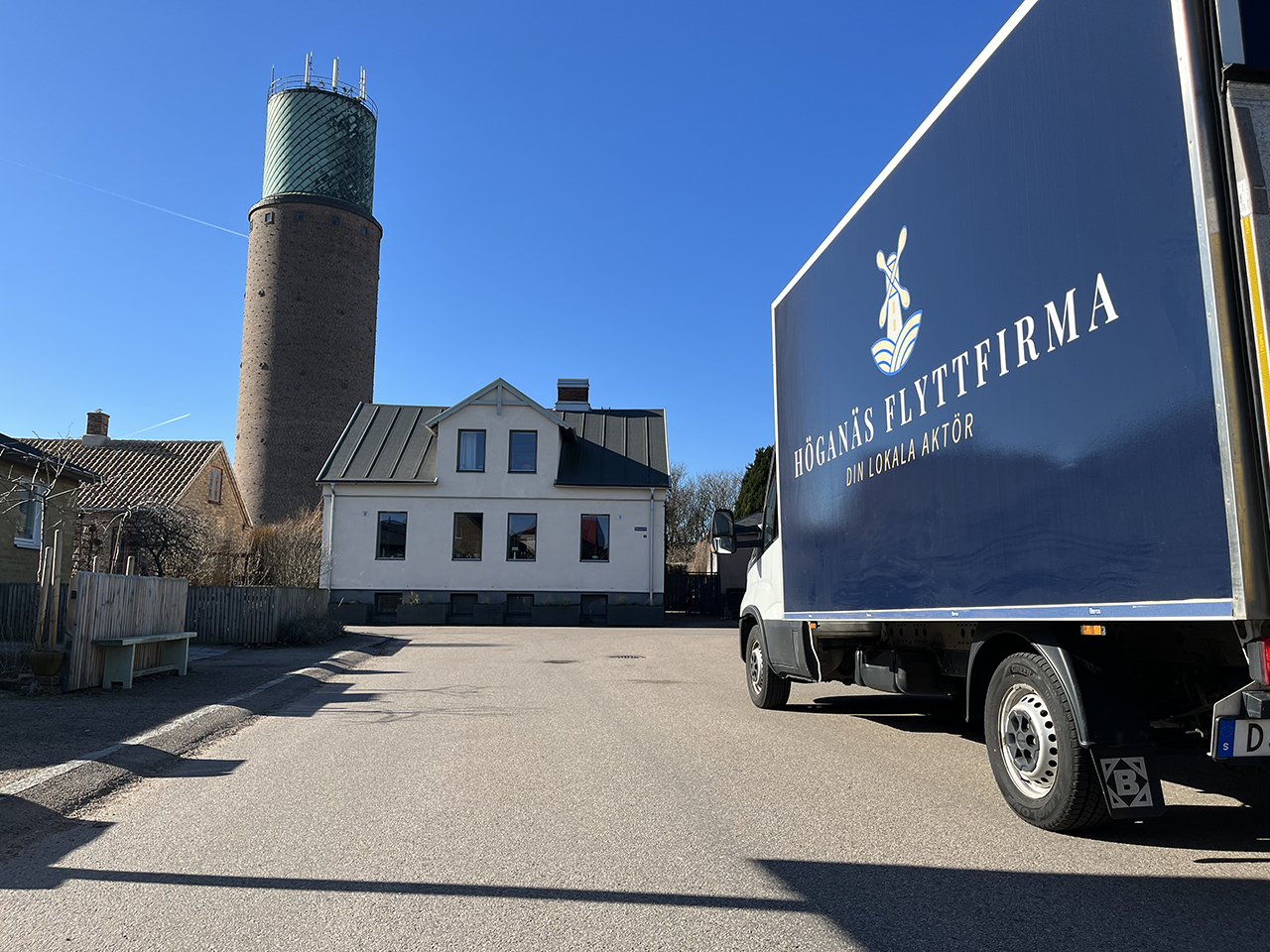 Höganäs flyttfirma lastbil parkerad vid tornet i Höganäs.