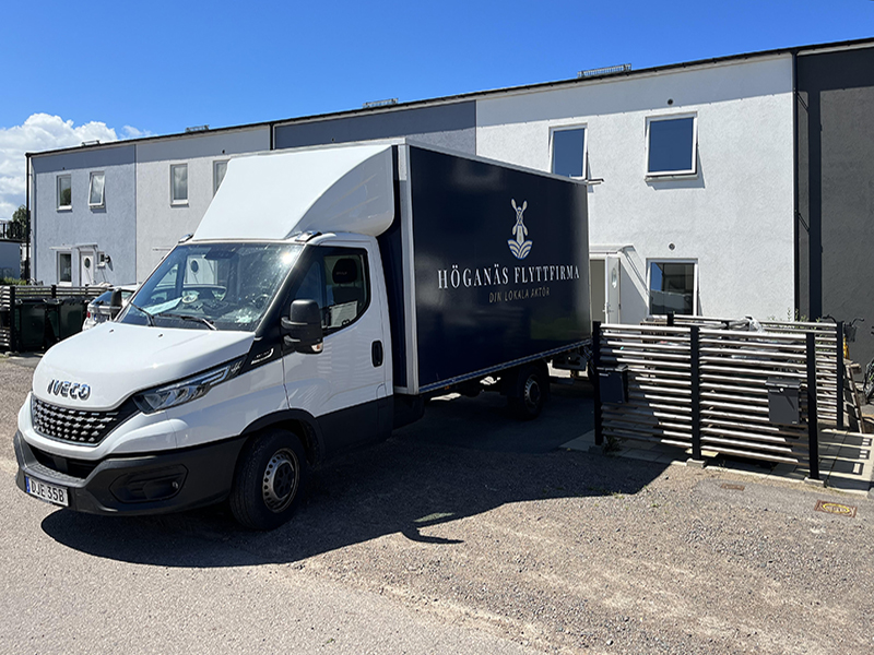 flyttbilen står utanför radhus