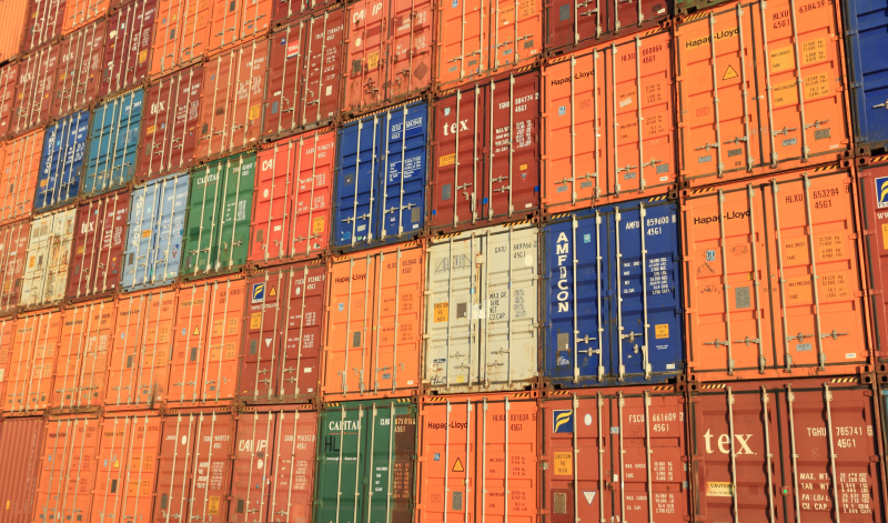 Containers staplade på hög i Höganäs.